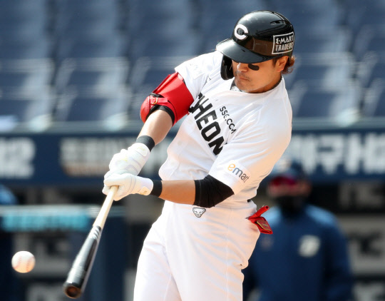 21일 창원NC파크에서 열린 2021년 KBO 프로야구 NC 다이노스와 SSG 랜더스 시범경기. 3회 초 무사 1루 SSG 2번 추신수가 타격하고 있다.  연합뉴스